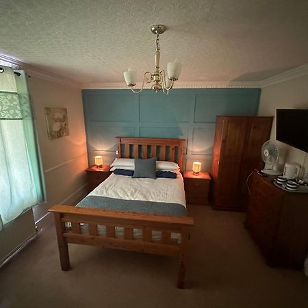 Bed and Breakfast The Penruddocke Arms à Dinton  Extérieur photo