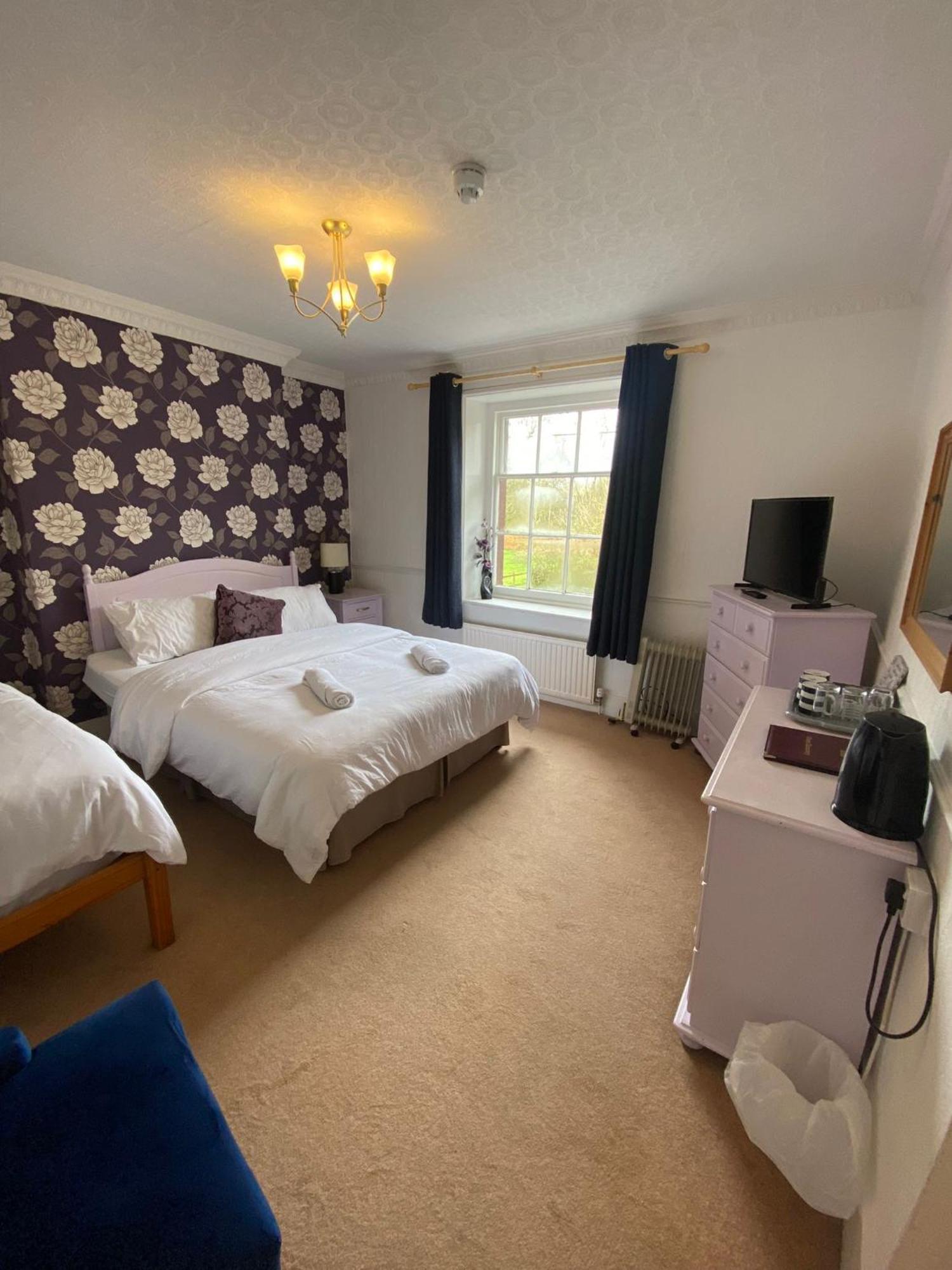 Bed and Breakfast The Penruddocke Arms à Dinton  Extérieur photo