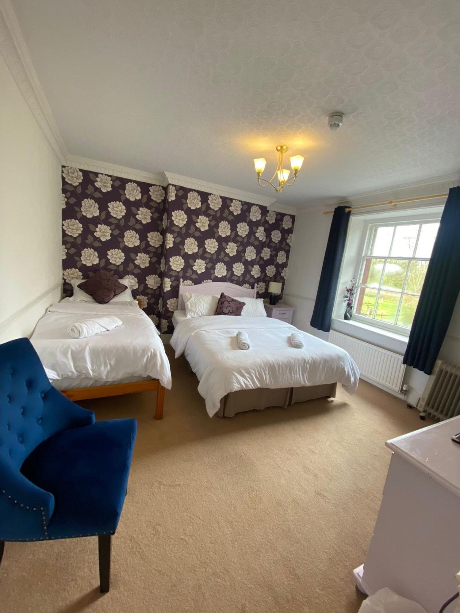 Bed and Breakfast The Penruddocke Arms à Dinton  Extérieur photo