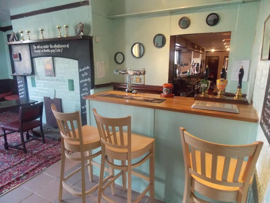 Bed and Breakfast The Penruddocke Arms à Dinton  Extérieur photo