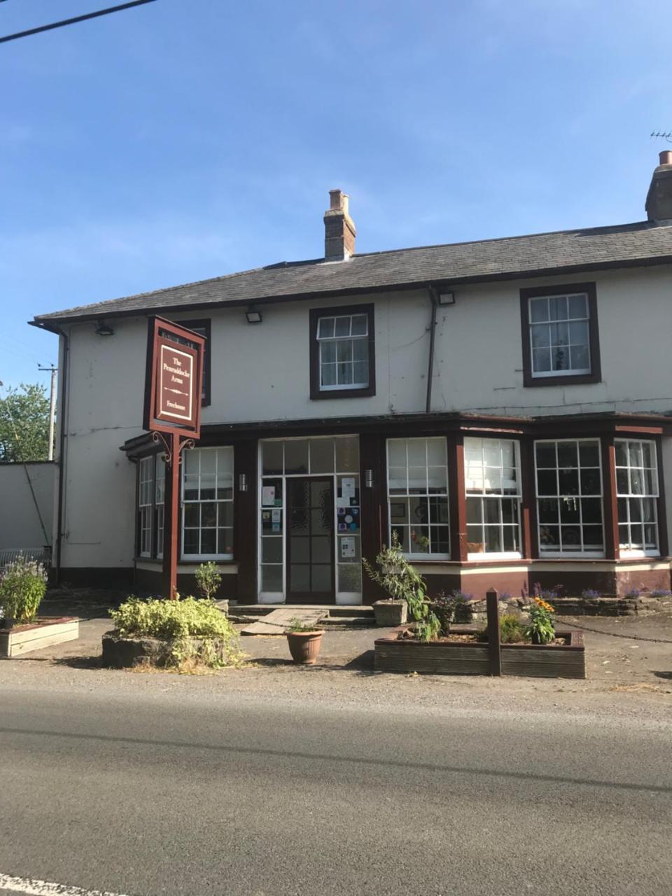 Bed and Breakfast The Penruddocke Arms à Dinton  Extérieur photo